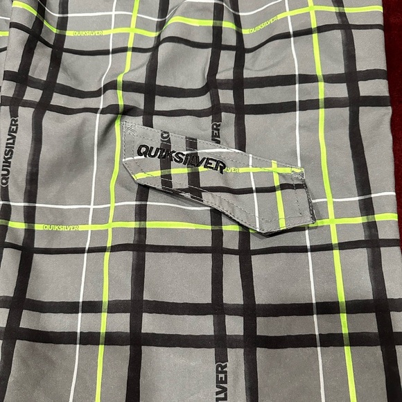 Quiksilver and Hang Ten boys boardshorts size 10, used good condition - Picture 4 of 10